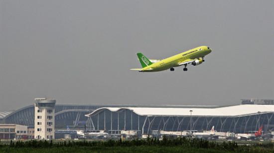 C919天秀畫月餅 迎中秋中國大飛機(jī)在空中畫月餅