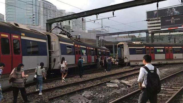 港鐵列車出軌 車廂斷開兩截列車車門飛脫